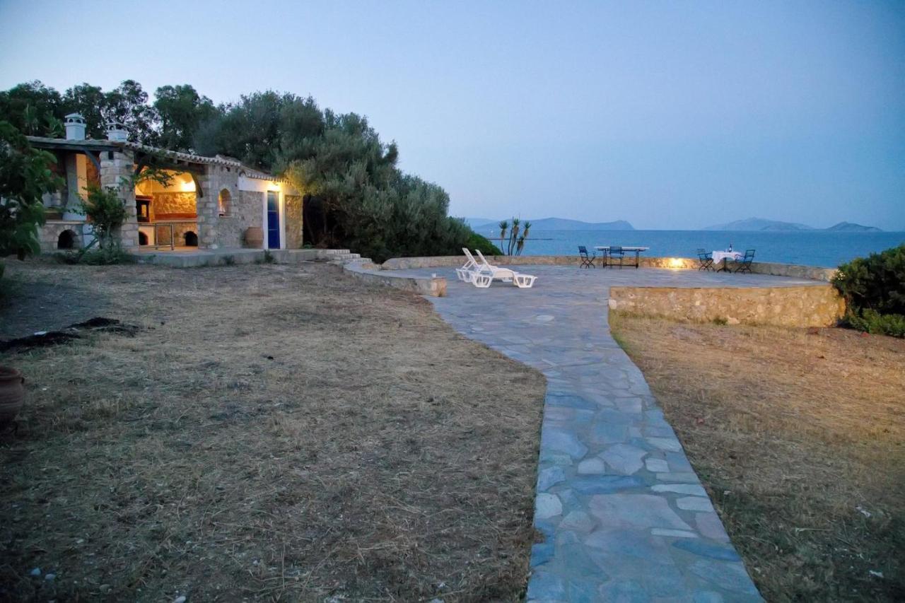 Aroura Homes 4Br Beachfront Villa Spétses Eksteriør billede