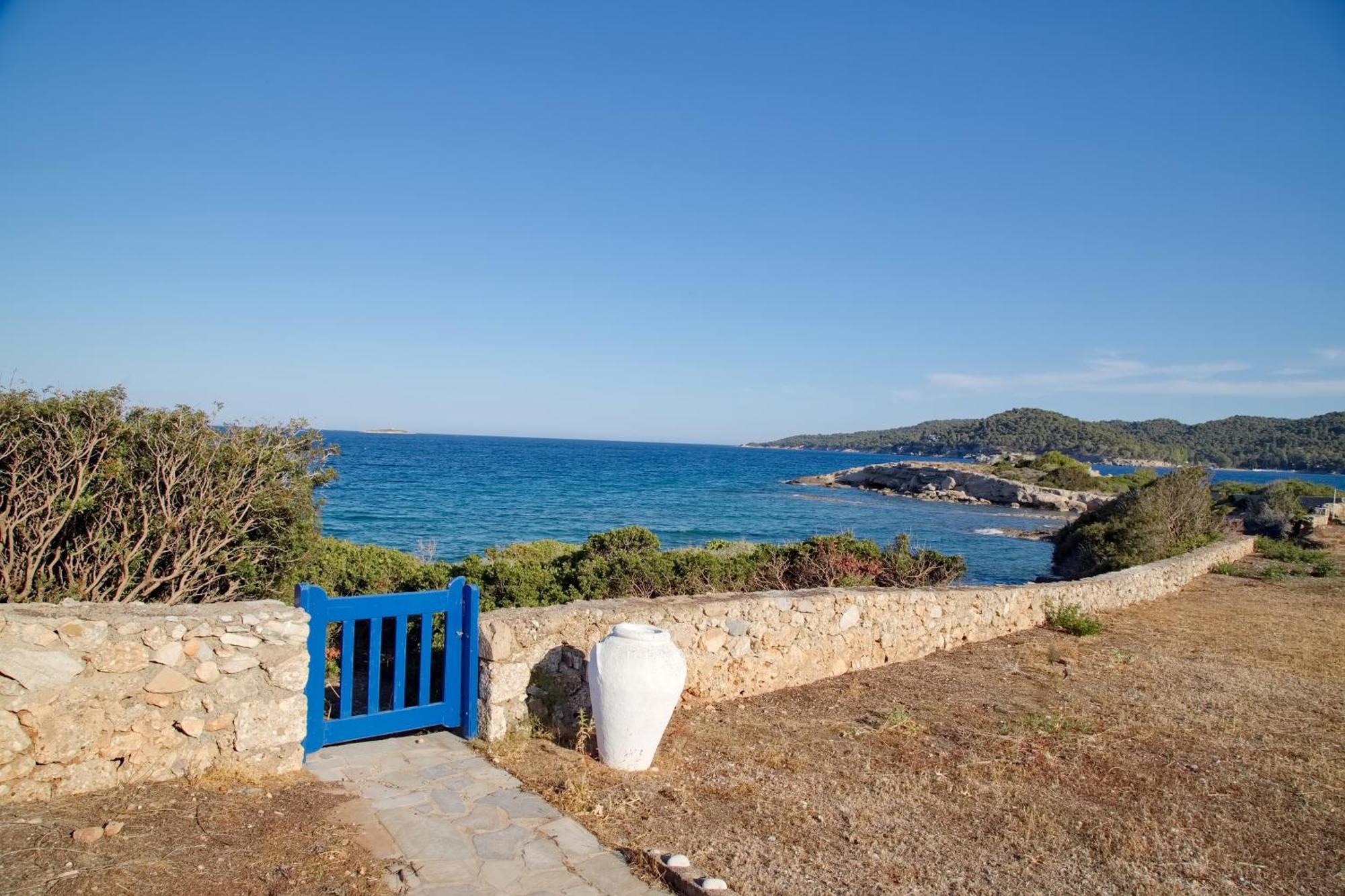 Aroura Homes 4Br Beachfront Villa Spétses Eksteriør billede
