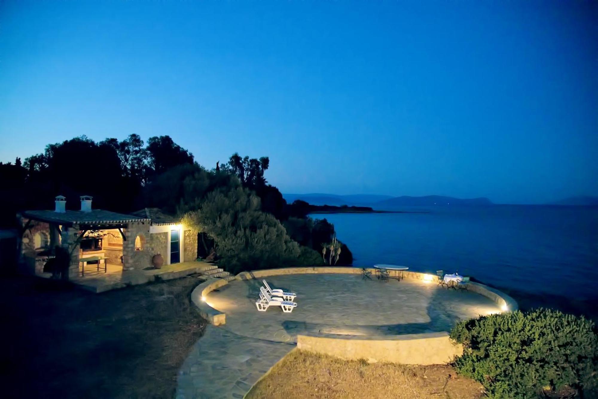 Aroura Homes 4Br Beachfront Villa Spétses Eksteriør billede